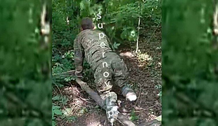 Окупант фільмує свого одноногого поплічника, який навкарачки повзе лісом: "Лиса - п#здец". ВIДЕО
