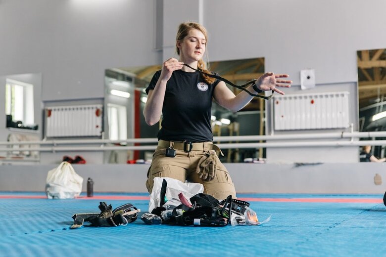 Медична інструкторка Марія Назарова: Якщо начмед каже: не вий*буйтесь, беріть що дають, - він мислить, як русня. Якщо командир боїться написати рапорт про неякісні аптечки - він поводиться, як русня 05