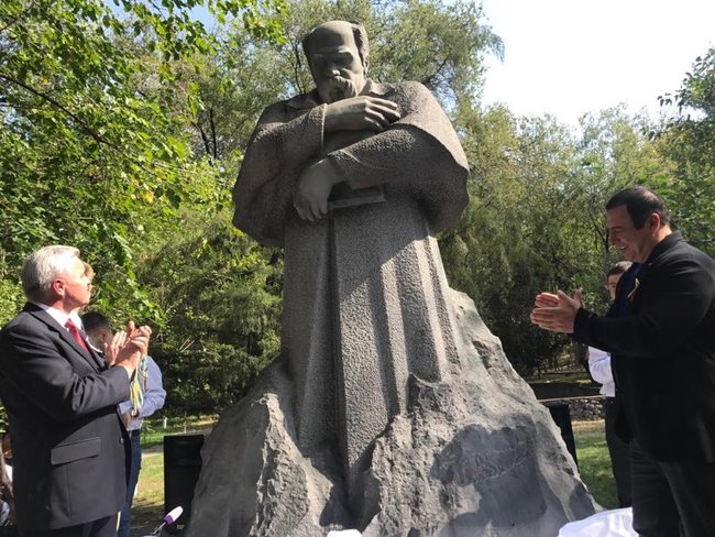 Памятник Тарасу Шевченко торжественно открыли в центре Еревана 02