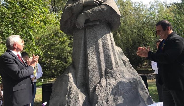 Памятник Тарасу Шевченко торжественно открыли в центре Еревана. ФОТО