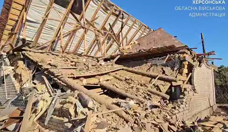Russian forces fired artillery at Chornobaiivka in Kherson region: woman was killed. VIDEO