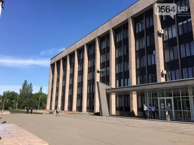 Прокуратура знову проводить обшуки в міськвиконкомі Кривого Рогу 03