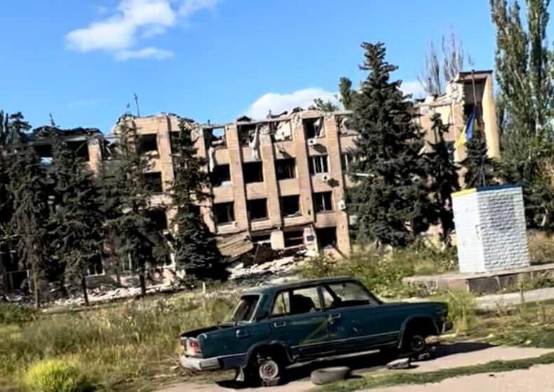 Освобожденное от российских оккупантов Высокополье на Херсонщине: Разрушенные дома и изуродованные автомобили 07