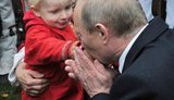 "Опять за свое": Путин не удержался и расцеловал девочку. ФОТО