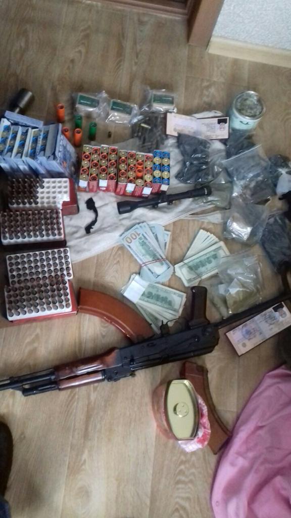 Впіймали угруповання, що торгувало вибухівкою в інтернеті 04