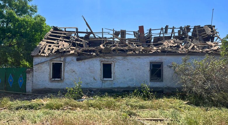 Наслідки ворожих обстрілів Херсонщини: пошкоджені завод, школа, житлові будинки, поранено шість поліцейських 02
