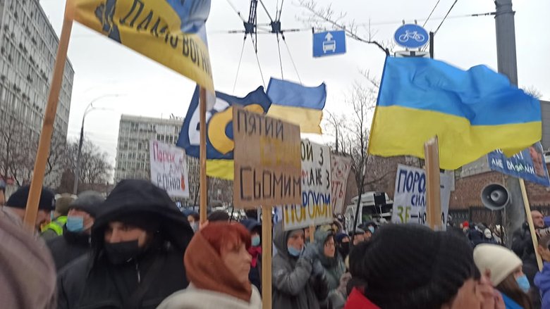 Беги, Вова, беги: Под судом, рассматривающим апелляции относительно меры пресечения для Порошенко, собрались митингующие 35