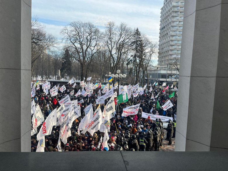 Митингующие SaveФОП пытаются прорваться к зданию ВР 03