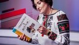 "Ми точно знали, що тато не приїде, але йшли на вокзал. Подивитися на те, як приїжджають інші". Українська журналістка написала книгу про те, чому автомат тримати у руках іноді легше, аніж телефон, який не відповідає