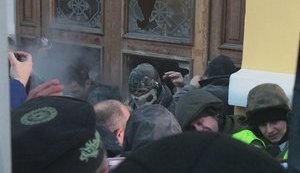 "Это злоупотребление правом на мирный протест", - послы Канады и Великобритании о попытке штурма Октябрьского