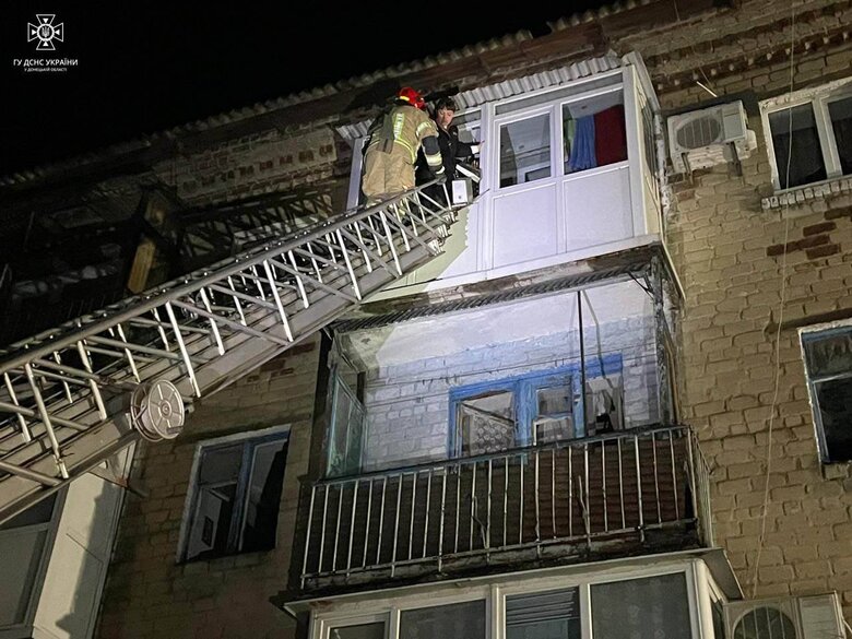 Вночі росіяни завдали удару по Селидовому Донецької області, є загибла, врятовано 5 осіб, серед них - дитина 04