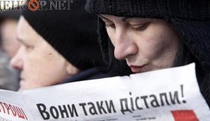 Ветераны Майдана не выдержали и собрались ночью на месте, где стояла сцена в 2004 году: есть избитые