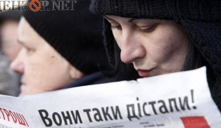 Ветераны Майдана не выдержали и собрались ночью на месте, где стояла сцена в 2004 году: есть избитые
