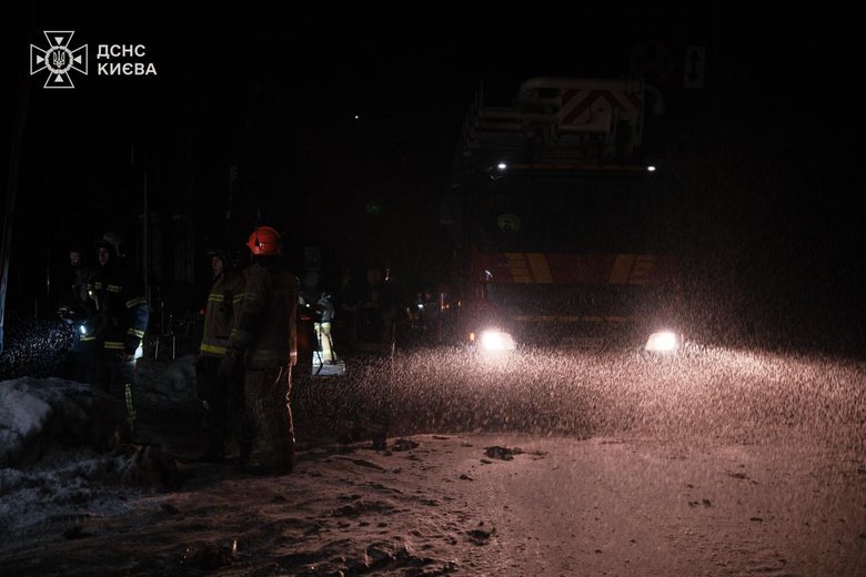 Нічна атака РФ на Київ: поранені, пожежі та руйнування у п’яти районах