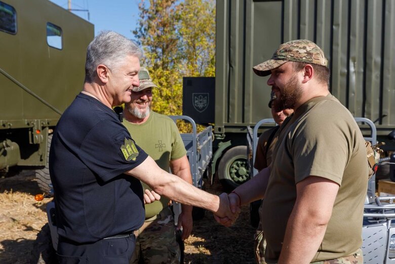 Порошенко передав бригадам на Сумщині партію техніки