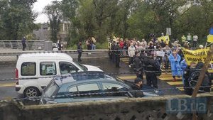 Міст Метро в Києві блокували ошукані інвестори ЖК "Деміївський квартал": поліція відтіснила протестувальників. ВІДЕО+ФОТОрепортаж