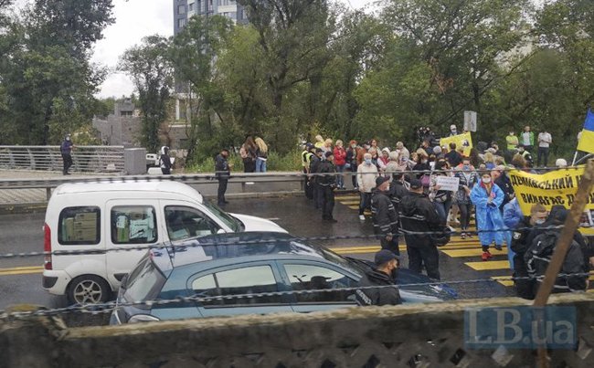 Мост Метро в Киеве блокировали обманутые инвесторы ЖК Демеевский квартал: полиция оттеснила протестующих 01