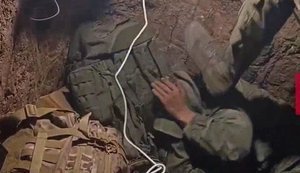 Окупант лупцює поплічника чоботом по писку. ВIДЕО