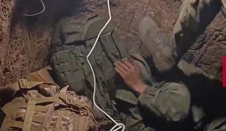 Окупант лупцює поплічника чоботом по писку. ВIДЕО