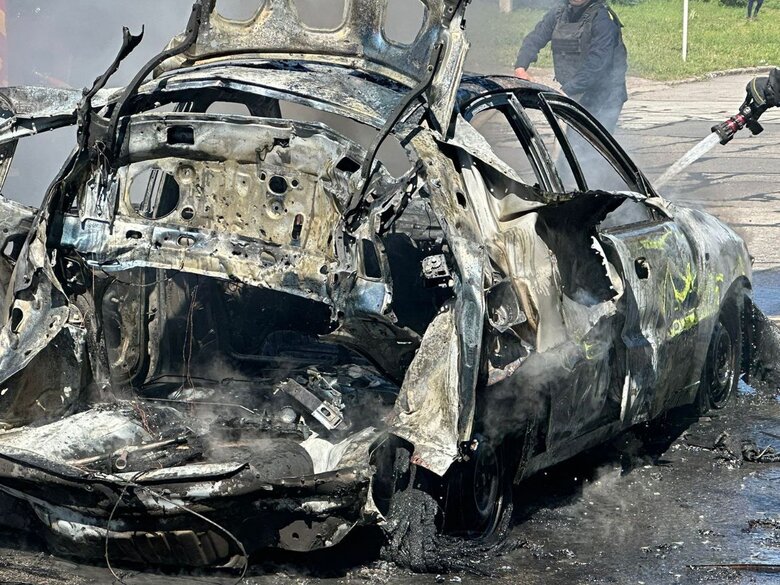 У Нікополі автівка, яка зайнялася, знищена вогнем.