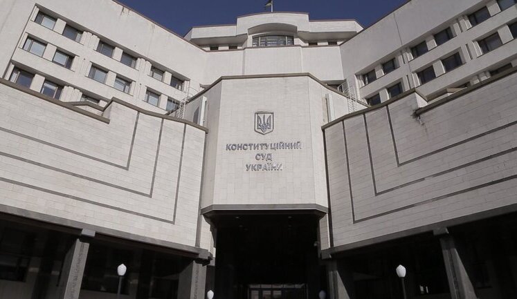 Треба другий термін: як і для чого Зеленський руйнує Конституційний Суд