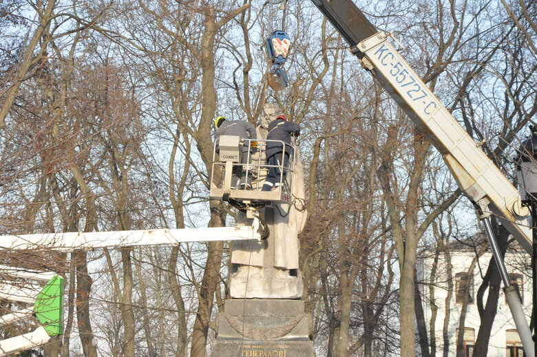 Пам’ятник радянському генералу Ватутіну демонтували у Києві 17