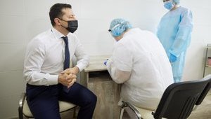 Зеленский подписал закон, освобождающий производителей вакцин от COVID-19 от ответственности за негативные последствия вакцинации