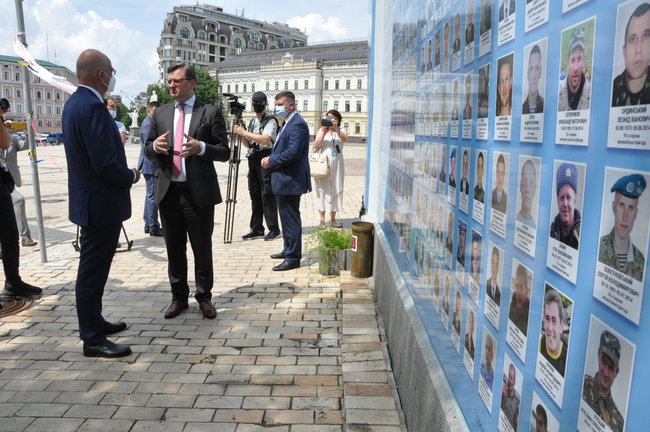 Глава МЗС Греції Дендіас поклав квіти до Стіни памяті полеглих захисників України 10