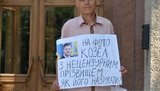 Скандальный николаевский пенсионер-пикетчик избегает "нецензурного слова Янукович". ВИДЕО
