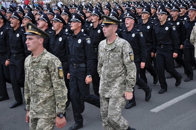 Від Точки-У до Джавелінів: вражаючі кадри 250 одиниць бойової техніки на Хрещатику 20