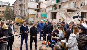 Глава МЗС Британії Мілібенд відвідав місце удару РФ в Прилуках: Путін веде проти українського народу варварську війну терору. ФОТОрепортаж