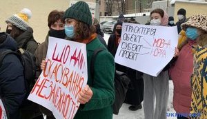 "Позор ОАСК", "Ироды в мантиях", - под Окружным админсудом прошла акция в поддержку отмененного украинского правописания. ФОТОрепортаж