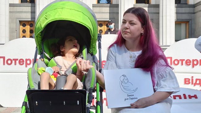 Сколько еще терпеть?: тяжелобольные пациенты пикетируют Раду с требованием легализовать медицинский каннабис 09