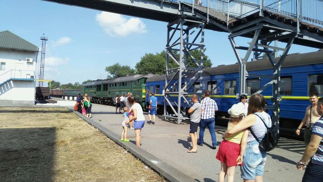 Локомотив врезался в пассажирский поезд в Запорожской области. Пассажиры получили травмы. Госпитализированы мать с ребенком 02