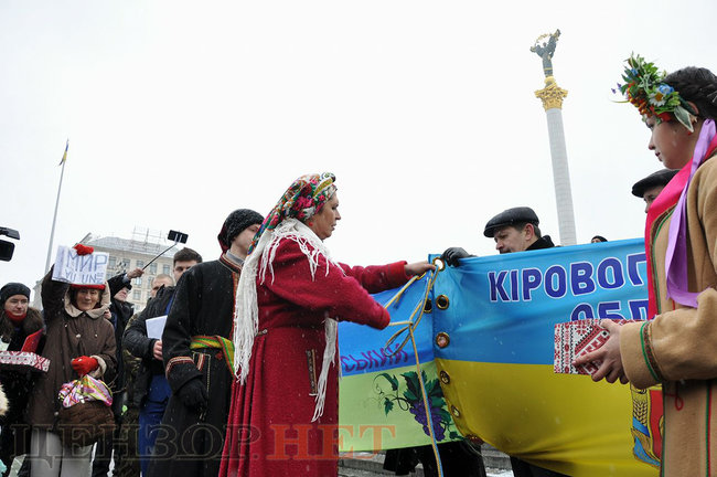 Українські казначеї розгорнули в центрі Києва найдовший прапор України 07