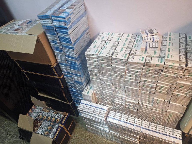 Митники знайшли в одній легковій автівці нелегальних сигарет з України майже на мільйон