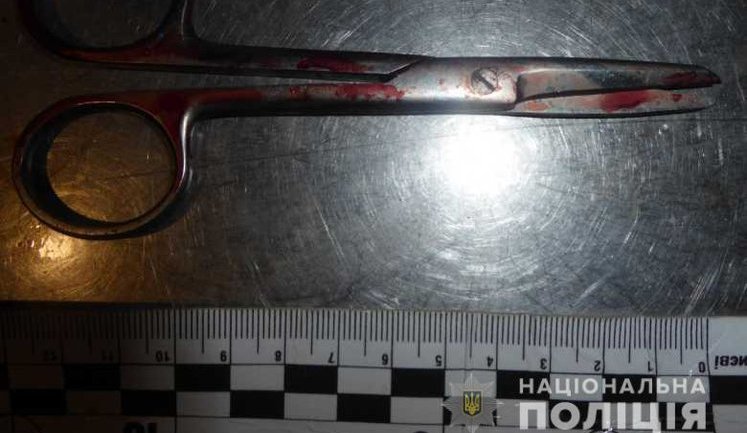 Чоловік встромив ножиці в шию товариша на столичному Гідропарку, потерпілого доставили в лікарню, - Нацполіція. ФОТО