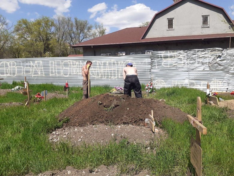 Рашисти не встигають проводити ексгумацію тіл вбитих маріупольців, - мер Бойченко 01 Рашисти не встигають проводити ексгумацію тіл вбитих маріупольців, - мер Бойченко 01