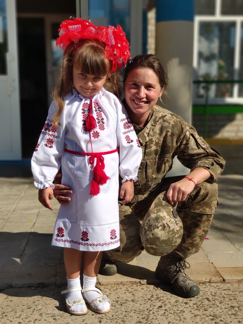 Підполковник ЗСУ Катерина Корнієнко: Діти з непідконтрольної території ходять у школу на нулі, ховаючи вишиванку у портфелі між книжками 03