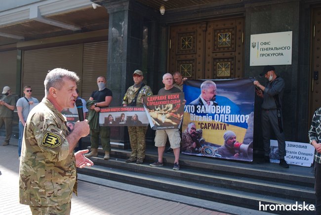 Побратимы убитого добровольца Олешко (Сармата) объявили голодовку и пикетируют Офис Президента 01