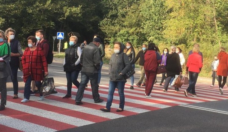 Сотрудники психбольницы в Житомире перекрыли дорогу, требуя выплатить долги по зарплате. ФОТО
