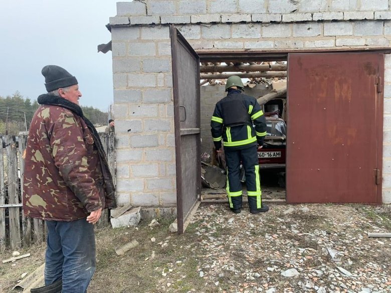 ГСЧС показала последствия утреннего артобстрела со стороны войск РФ пгт Станица Луганская 03 ГСЧС показала последствия утреннего артобстрела со стороны войск РФ пгт Станица Луганская 03