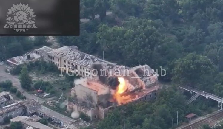 Пілоти винищувачів Су-27 Повітряних сил завдали авіаудару по будівлі, де окупанти накопичували живу силу. ВIДЕО