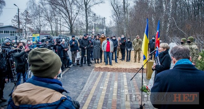 Под Киевом на месте убийства Амины Окуевой поставили памятный знак 02