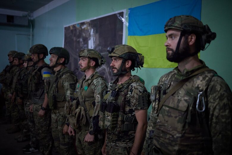 Зеленський на Донеччині нагородив військових, які відзначились на Бахмутському напрямку 05