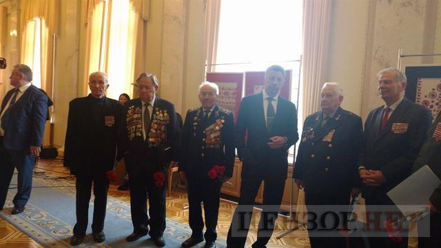 Бойко і Королевська привели в Раду ветеранів: Тут ведучого немає. Підходить кожен сам і говорите про фальсифікацію історії 03 Бойко і Королевська привели в Раду ветеранів: Тут ведучого немає. Підходить кожен сам і говорите про фальсифікацію історії 03