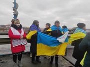 Херсонці створили «ланцюг єдності» на мосту через Дніпро