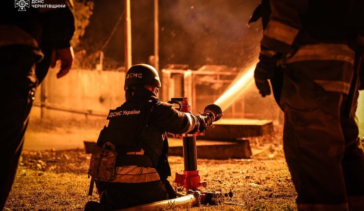 Ворог повторно ударив по рятувальниках, коли ті гасили пожежу на об’єкті критичної інфраструктури на Чернігівщині: двоє постраждалих. ФОТОрепортаж