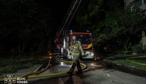 У Києві через атаку РФ загорілася квартира у дев’ятиповерхівці, рух автобусів змінено. ВІДЕО+ФОТОрепортаж