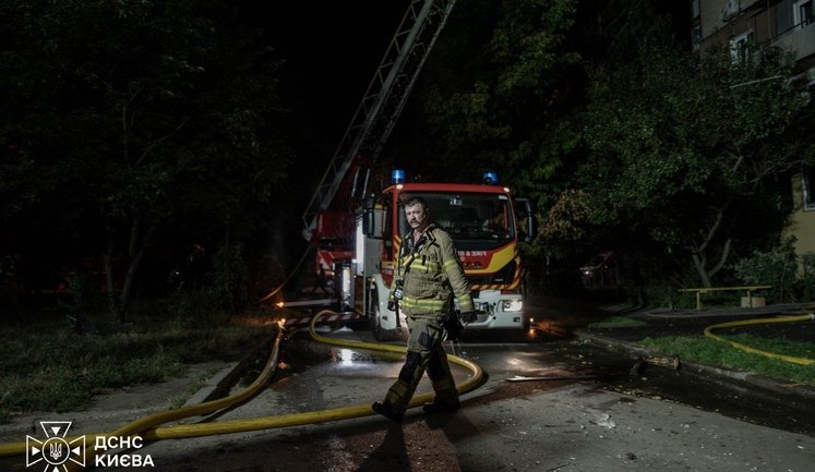 У Києві через атаку РФ загорілася квартира у дев’ятиповерхівці, рух автобусів змінено. ВІДЕО+ФОТОрепортаж